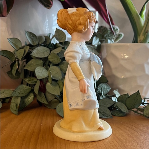 Avon Vintage Porcelain Figurine “A Mothers Love” 1981” EUC - Picture 4 of 8